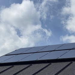 Vask af solceller på taget af bolig i Risskov