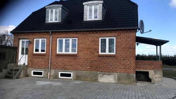 Facaderens af rødt hus i Aarhus omegn