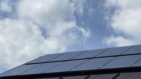Vask af solceller på taget af bolig i Risskov